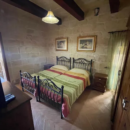 Tac-cikkarell Farmhouse *