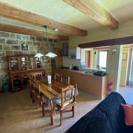فيلة Tac-cikkarell Farmhouse