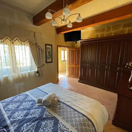 فيلة Tac-cikkarell Farmhouse *