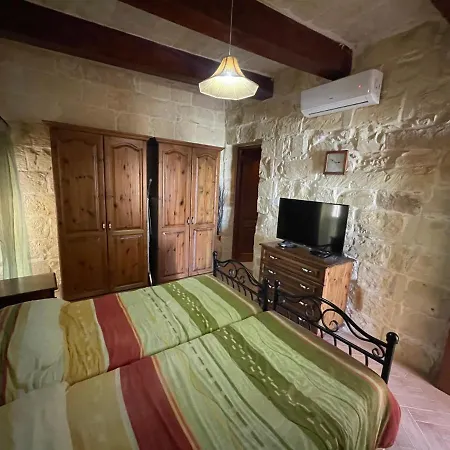 Tac-cikkarell Farmhouse *